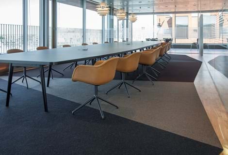 løst tæppe i filt på kontor